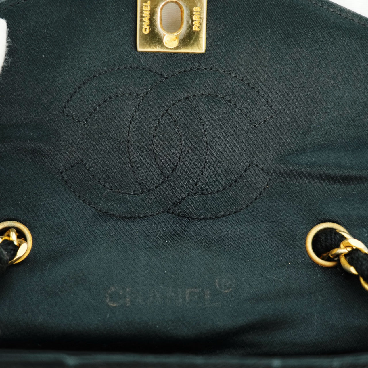 CHANEL 1986-1988 Matelassé Shoulder Bag