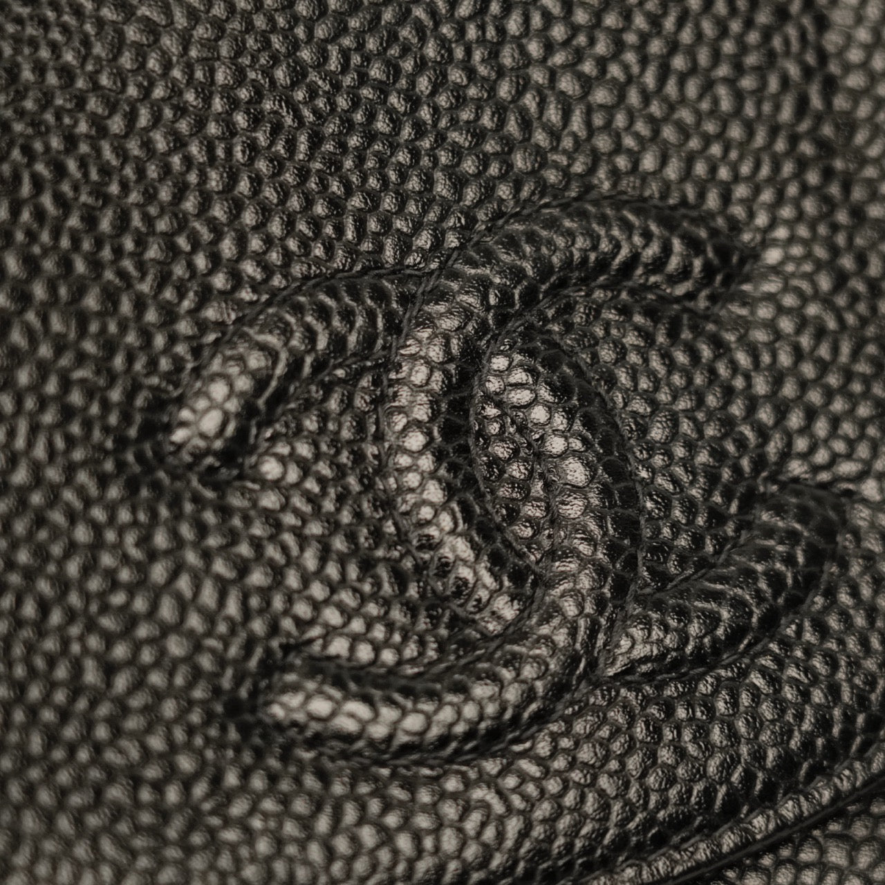 CHANEL 2000-2002 Coco Mark Caviar Skin Bi-Fold Wallet