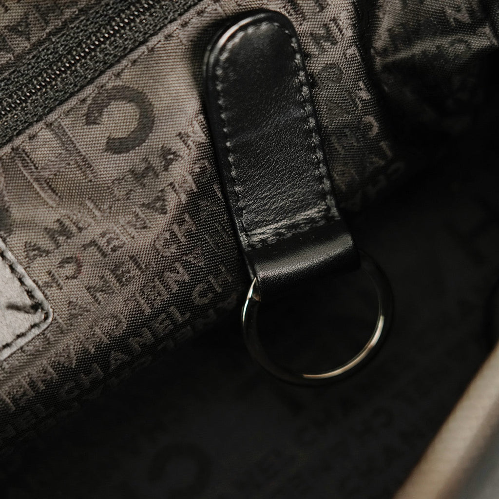 CHANEL 2004–2005 Chocolate Bar Stitch Shoulder Bag
