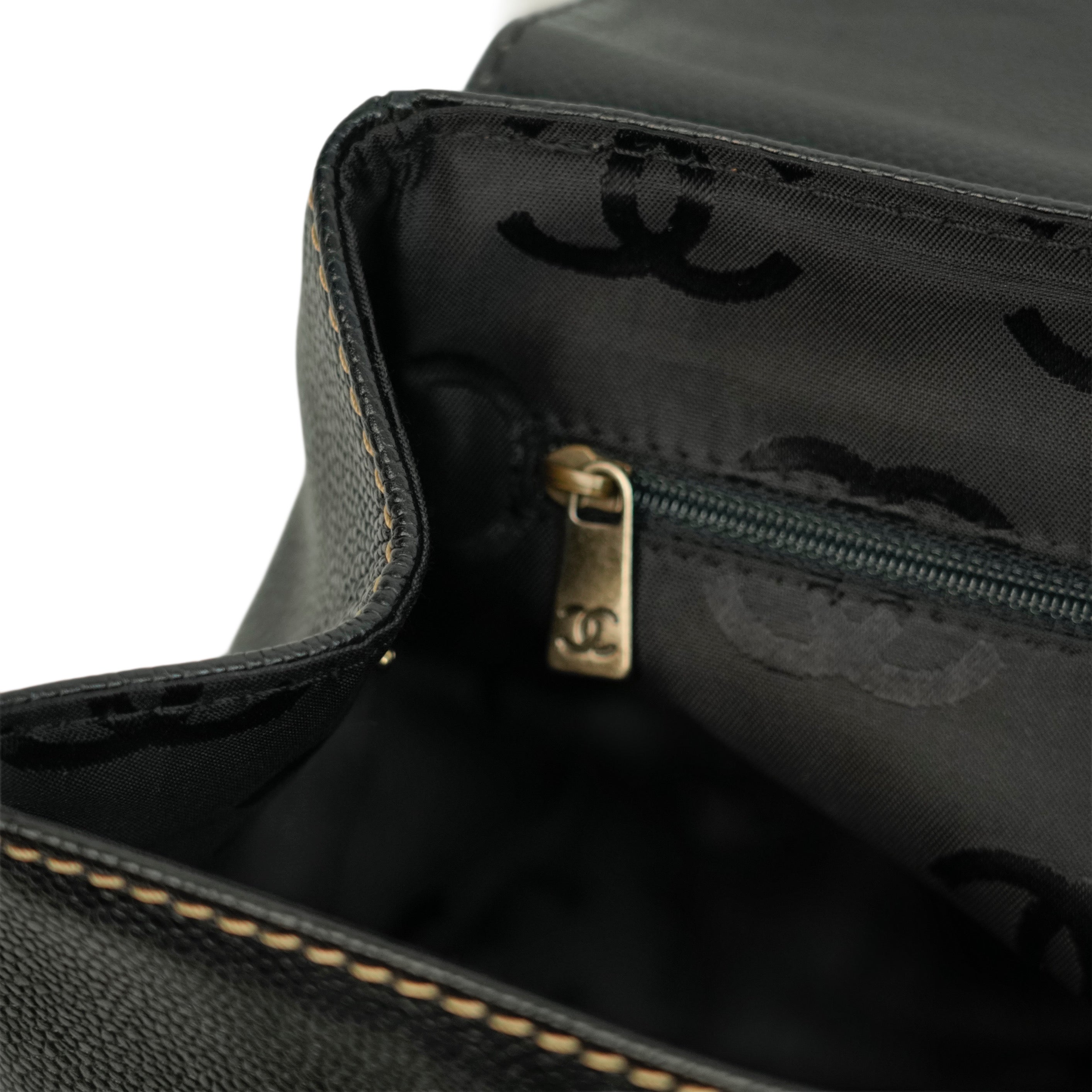 CHANEL 2002–2003 Chain Caviar Leather Shoulder Bag