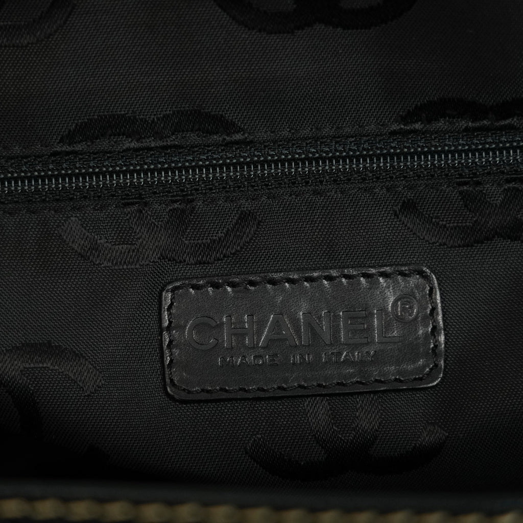 CHANEL 2002–2003 Chain Caviar Leather Shoulder Bag