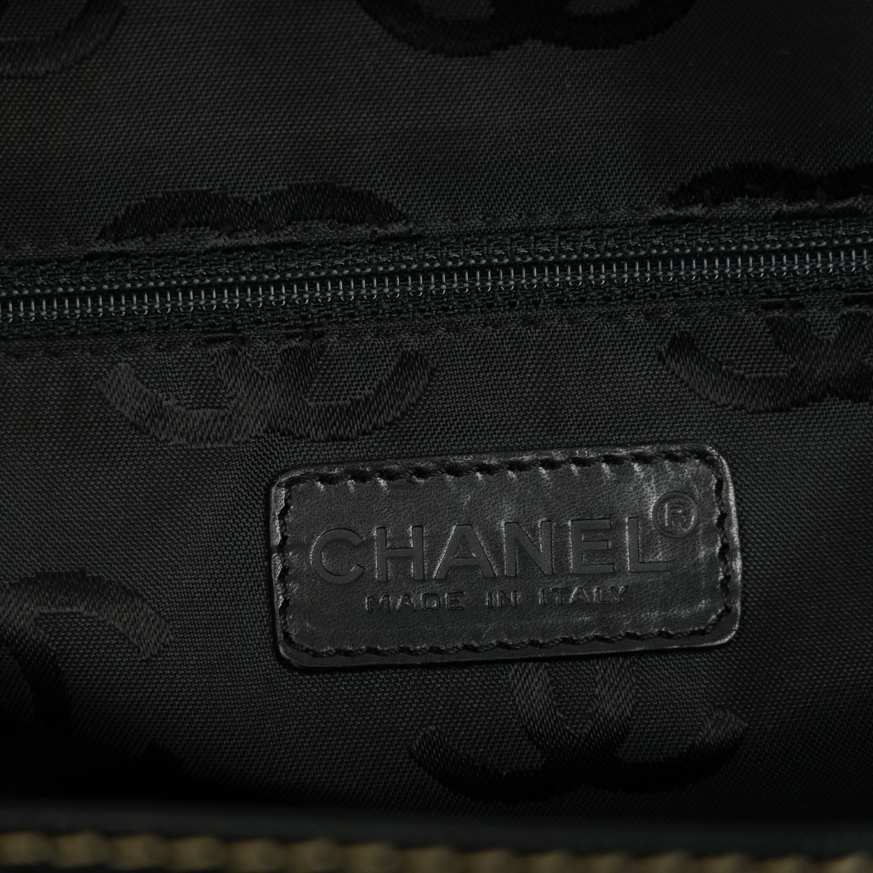 CHANEL 2002–2003 Chain Caviar Leather Shoulder Bag