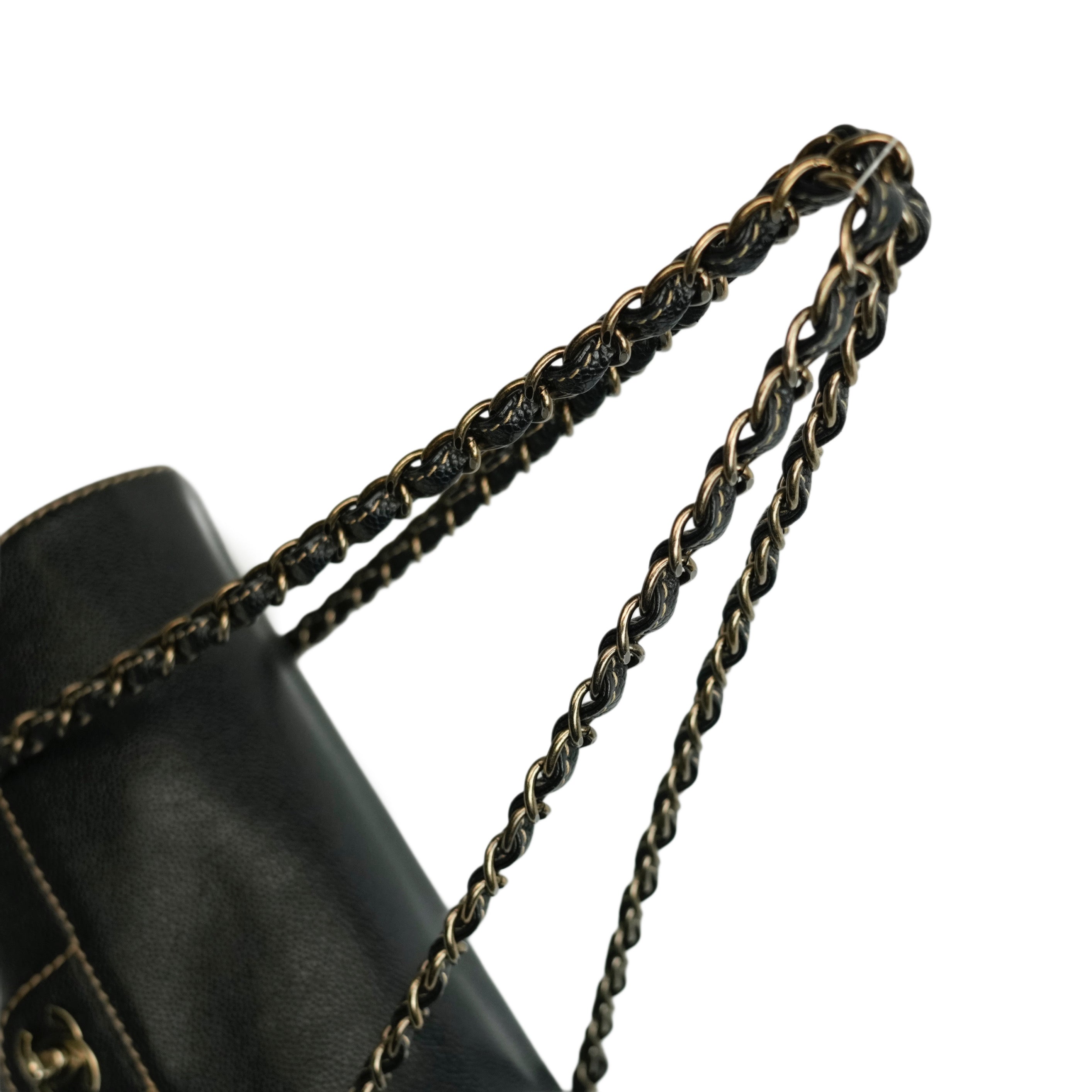 CHANEL 2002–2003 Chain Caviar Leather Shoulder Bag