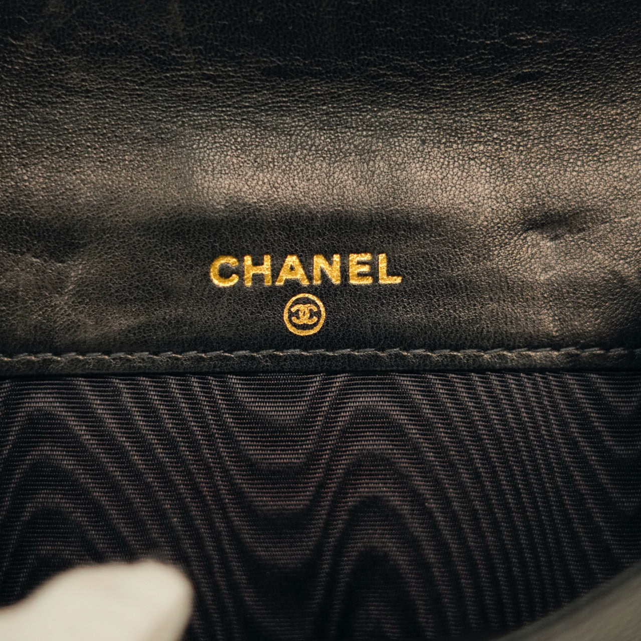 CHANEL 2000-2002 Coco Mark Caviar Skin Bi-Fold Wallet