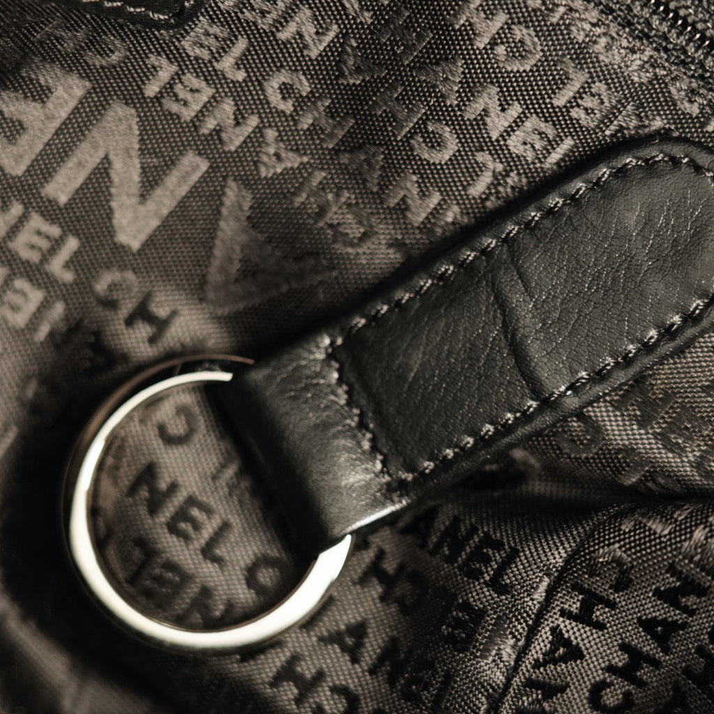 CHANEL 2004–2005 Chocolate Bar Stitch Shoulder Bag